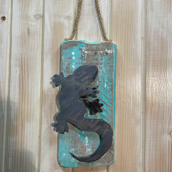 Rusted metal gecko sign